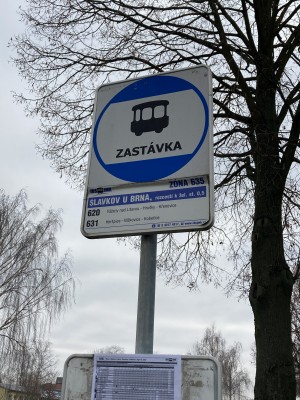 Přejmenování autobusové zastávky na "Slavkov u Brna, Topolová" a převedení do režimu na znamení