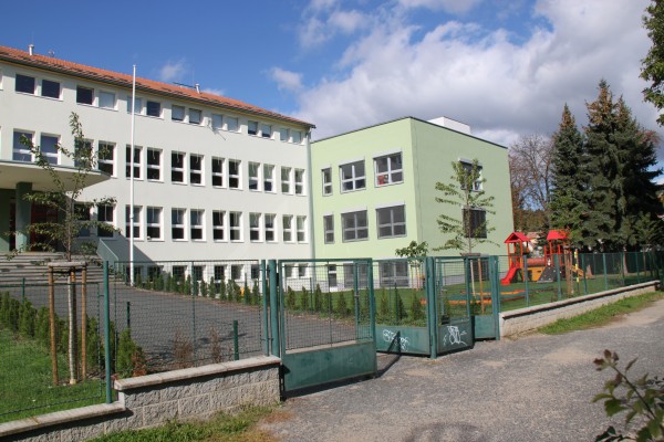 Oprava střechy východního pavilonu Základní školy Komenského náměstí